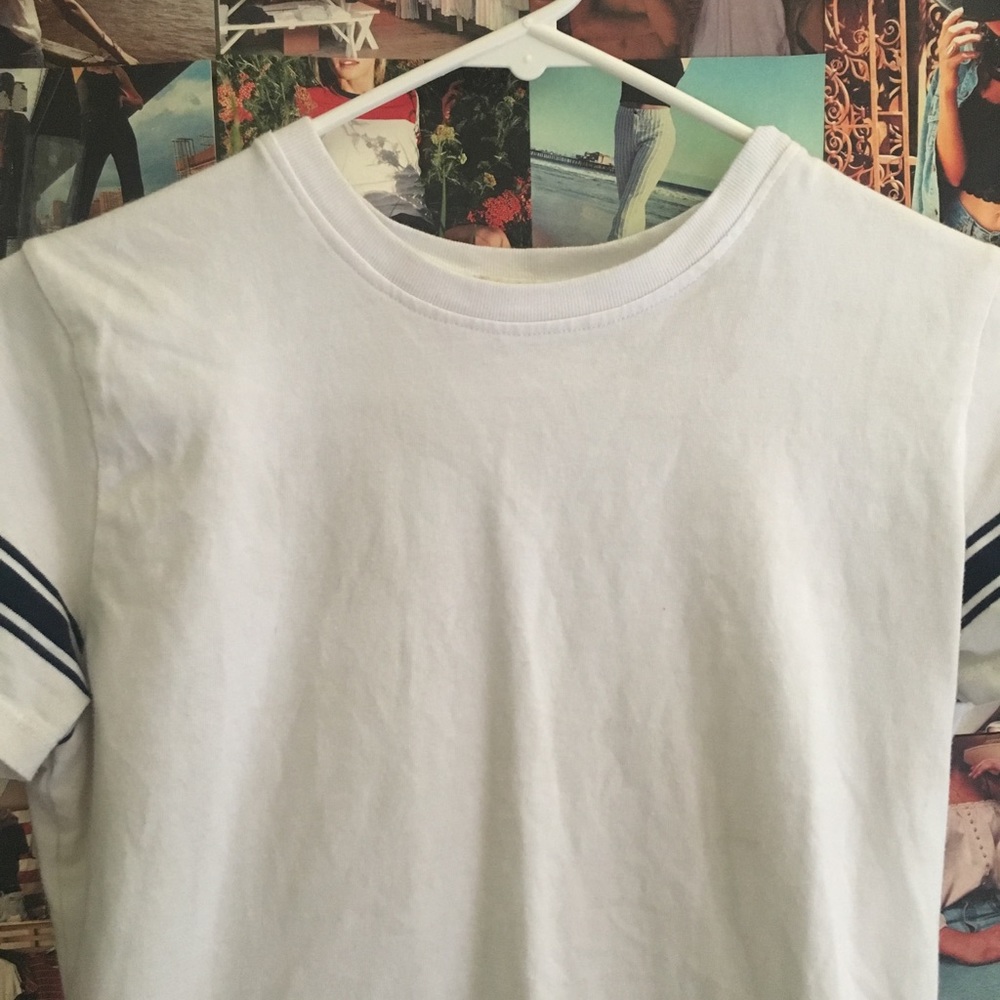 BRANDY MELVILLE BASIC TEE WITH STRIPES AT THE END